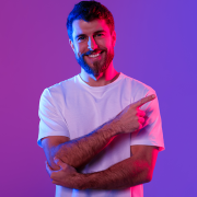 nexdesign-diseñador-posando-para-portada-en-el-estudio